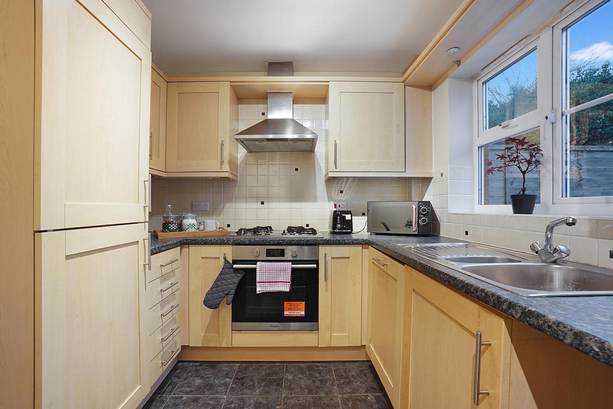 Comfortable Stylish Townhouse In Ashford Sleeps 5 Netflix 2 Parking Spaces Perfect For Contractors And Families Bagian luar foto