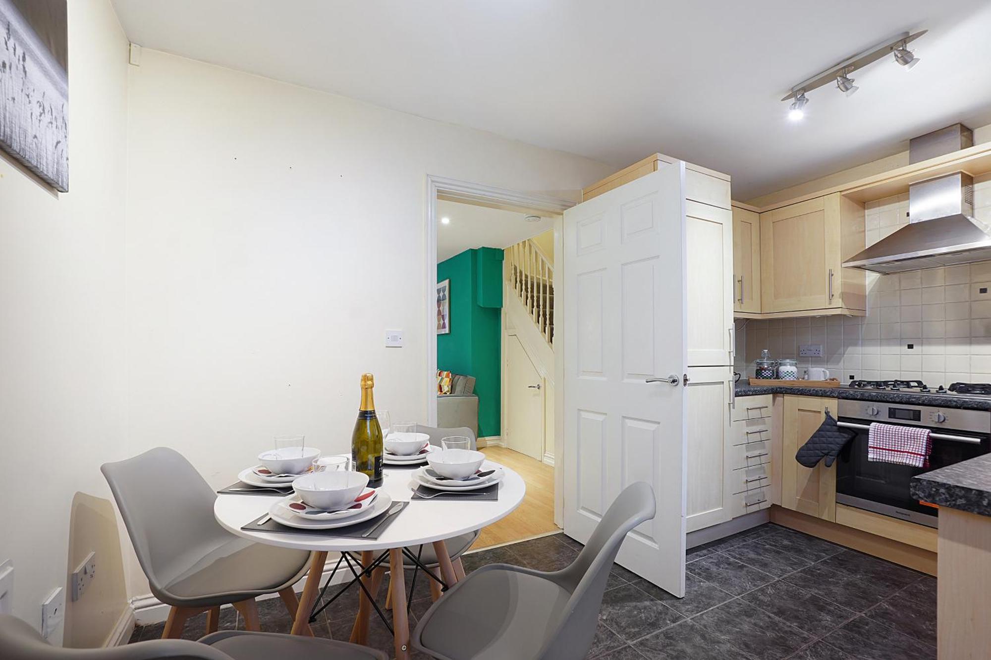 Comfortable Stylish Townhouse In Ashford Sleeps 5 Netflix 2 Parking Spaces Perfect For Contractors And Families Bagian luar foto